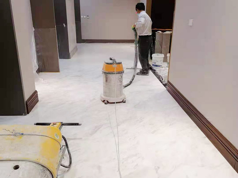 酒店走廊打磨翻新：瓷磚在經(jīng)過歲月洗禮之后，表面容易積水垢、油污，尤其縫里污漬特別多。所以在清洗瓷磚時(shí)，建議使用去污膏對表面進(jìn)行一個(gè)徹底清洗。處理瓷磚縫隙的話，可以用牙刷沾著去污膏然后刷去。最后再用清水清理一遍，擦干即可。如果效果不滿意的話，還可以使用拋光打磨機(jī)對瓷磚進(jìn)行打磨，雖然可以讓瓷磚恢復(fù)透亮，但對圖案紋理的完整性有一定的影響。