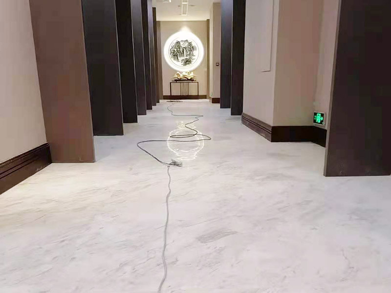 酒店走廊打磨翻新：瓷磚在經(jīng)過歲月洗禮之后，表面容易積水垢、油污，尤其縫里污漬特別多。所以在清洗瓷磚時(shí)，建議使用去污膏對表面進(jìn)行一個(gè)徹底清洗。處理瓷磚縫隙的話，可以用牙刷沾著去污膏然后刷去。最后再用清水清理一遍，擦干即可。如果效果不滿意的話，還可以使用拋光打磨機(jī)對瓷磚進(jìn)行打磨，雖然可以讓瓷磚恢復(fù)透亮，但對圖案紋理的完整性有一定的影響。