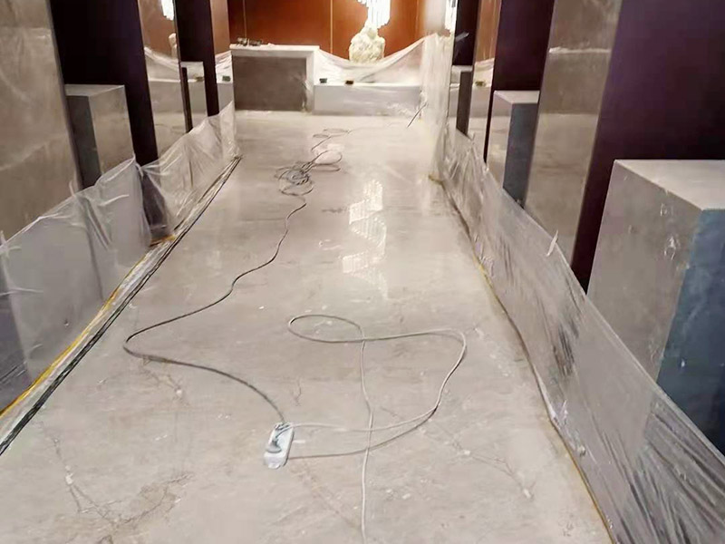 酒店走廊打磨翻新：瓷磚在經(jīng)過歲月洗禮之后，表面容易積水垢、油污，尤其縫里污漬特別多。所以在清洗瓷磚時(shí)，建議使用去污膏對表面進(jìn)行一個(gè)徹底清洗。處理瓷磚縫隙的話，可以用牙刷沾著去污膏然后刷去。最后再用清水清理一遍，擦干即可。如果效果不滿意的話，還可以使用拋光打磨機(jī)對瓷磚進(jìn)行打磨，雖然可以讓瓷磚恢復(fù)透亮，但對圖案紋理的完整性有一定的影響。