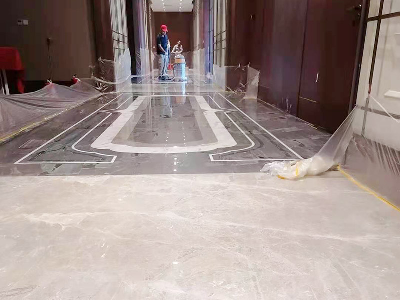 酒店走廊打磨翻新：瓷磚在經(jīng)過歲月洗禮之后，表面容易積水垢、油污，尤其縫里污漬特別多。所以在清洗瓷磚時(shí)，建議使用去污膏對表面進(jìn)行一個(gè)徹底清洗。處理瓷磚縫隙的話，可以用牙刷沾著去污膏然后刷去。最后再用清水清理一遍，擦干即可。如果效果不滿意的話，還可以使用拋光打磨機(jī)對瓷磚進(jìn)行打磨，雖然可以讓瓷磚恢復(fù)透亮，但對圖案紋理的完整性有一定的影響。