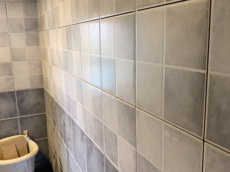 衛(wèi)生間墻磚鋪貼：首先應(yīng)除去基層表面的污垢，油漬，浮灰;除去基層上所有涂料層，膩?zhàn)訉?如果基層未能達(dá)到平整度要求，需對(duì)基層進(jìn)行預(yù)先的找平處理。鋪貼瓷磚前需事先找好垂直線，以此為基準(zhǔn)鋪貼的瓷磚高低均勻、垂直美觀;此外，施工前在墻體四周需彈出標(biāo)高控制線，在地面彈出十字線，以控制地磚分隔尺寸。調(diào)制粘結(jié)劑：加水后將粘結(jié)劑漿料攪拌至潤(rùn)滑均勻，無(wú)明顯塊狀或糊狀結(jié)塊，攪拌后的漿料靜置5-10分鐘后再稍加攪拌1-2分鐘即可使用。 將瓷磚平整地鋪貼在基層上，使用橡膠錘將瓷磚拍實(shí)鋪平。施工過程中，可小幅度轉(zhuǎn)動(dòng)瓷磚，使?jié){料與瓷磚背面充分接觸。