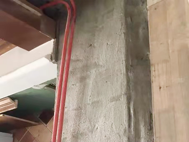 煙道維修施工：煙道一般是這樣的，倒樓板的時(shí)候，會(huì)在煙道位置留一個(gè)孔，要求混凝土返上30CM，防止?jié)B水，但大多數(shù)是沒(méi)有的，只會(huì)在這個(gè)孔周?chē)龃u。也可換用成品煙道進(jìn)行替換?！煹朗菑U氣和煙霧排放的管狀裝置，住宅煙道是指用于排除廚房煙氣或衛(wèi)生間廢氣的豎向管道制品，也稱(chēng)排風(fēng)道、通風(fēng)道、住宅排氣道。