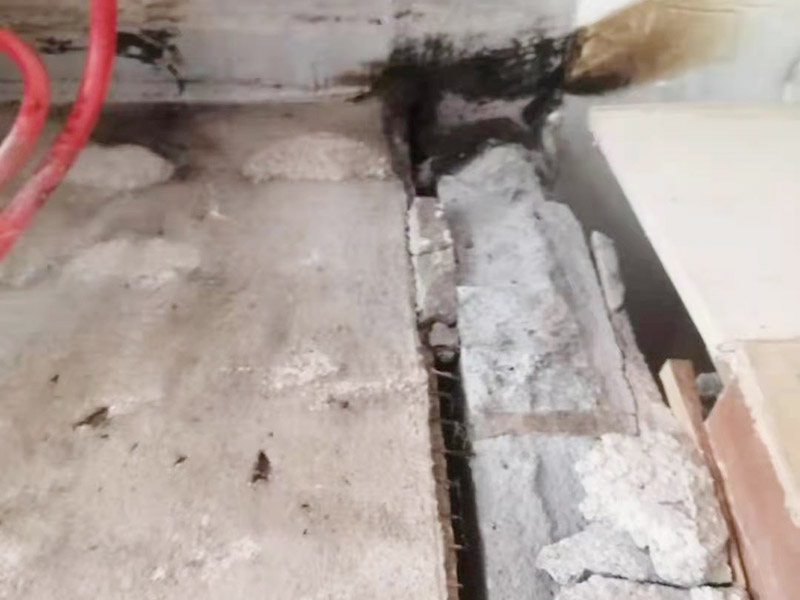 煙道維修施工：煙道一般是這樣的，倒樓板的時(shí)候，會(huì)在煙道位置留一個(gè)孔，要求混凝土返上30CM，防止?jié)B水，但大多數(shù)是沒(méi)有的，只會(huì)在這個(gè)孔周?chē)龃u。也可換用成品煙道進(jìn)行替換。　煙道是廢氣和煙霧排放的管狀裝置，住宅煙道是指用于排除廚房煙氣或衛(wèi)生間廢氣的豎向管道制品，也稱(chēng)排風(fēng)道、通風(fēng)道、住宅排氣道。