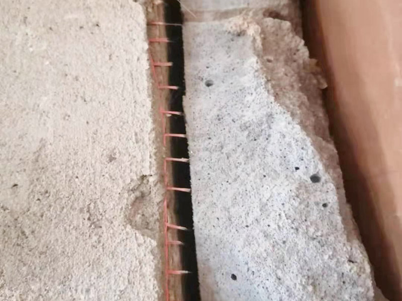 煙道維修施工：煙道一般是這樣的，倒樓板的時(shí)候，會(huì)在煙道位置留一個(gè)孔，要求混凝土返上30CM，防止?jié)B水，但大多數(shù)是沒(méi)有的，只會(huì)在這個(gè)孔周?chē)龃u。也可換用成品煙道進(jìn)行替換。　煙道是廢氣和煙霧排放的管狀裝置，住宅煙道是指用于排除廚房煙氣或衛(wèi)生間廢氣的豎向管道制品，也稱(chēng)排風(fēng)道、通風(fēng)道、住宅排氣道。