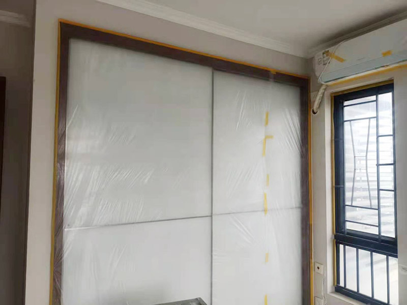 墻面家具成品保護(hù)：裝修工程成品保護(hù)包括玻璃幕墻、鋁合金成品保護(hù)、電訊通訊成品保護(hù)、木門成品保護(hù)，地面、墻面成品保護(hù)，水電成品保護(hù)，消防人防設(shè)備成品保護(hù)，通風(fēng)空調(diào)專業(yè)成品保護(hù)，吊頂成品保護(hù)以及石材成品保護(hù)。