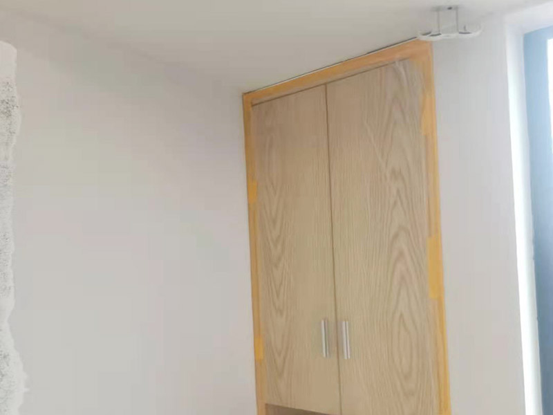 墻面家具成品保護(hù)：裝修工程成品保護(hù)包括玻璃幕墻、鋁合金成品保護(hù)、電訊通訊成品保護(hù)、木門成品保護(hù)，地面、墻面成品保護(hù)，水電成品保護(hù)，消防人防設(shè)備成品保護(hù)，通風(fēng)空調(diào)專業(yè)成品保護(hù)，吊頂成品保護(hù)以及石材成品保護(hù)。