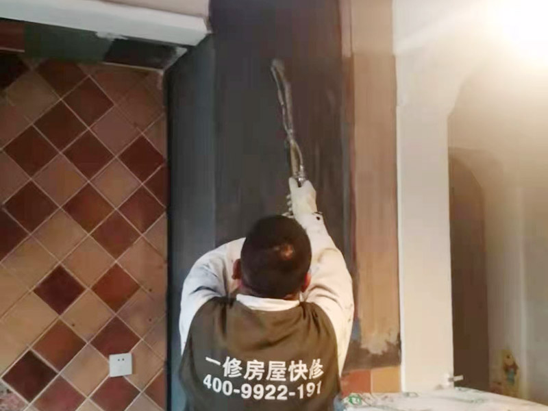 廚房墻面局部防水修復(fù):基面處理是防水施工的關(guān)鍵，施工前須清理基面，以確保其堅(jiān)固、平整、干凈，無(wú)灰塵、油膩、蠟、脫模劑等以及其它碎屑物質(zhì)，如有孔隙、裂縫等缺陷的，須預(yù)先用水泥砂漿修補(bǔ)抹平，陰陽(yáng)角處應(yīng)抹成圓弧形。保持基面濕潤(rùn)當(dāng)無(wú)水。涂刷時(shí)力度均勻，注意不要漏刷；前后兩遍涂刷時(shí)保持垂直相交的角度，以充分覆蓋到位；單次涂刷不宜過(guò)厚，特別是管口和轉(zhuǎn)角處，不能超過(guò)1mm，防止干固后產(chǎn)生裂縫。施工24時(shí)后建議用濕布覆蓋涂層或噴霧灑水對(duì)涂層進(jìn)行養(yǎng)護(hù)，在完全干固前須禁止踩踏、雨水、暴曬、尖銳損傷，特別是在后期安裝潔具時(shí)要特別注意不要破壞防水層。