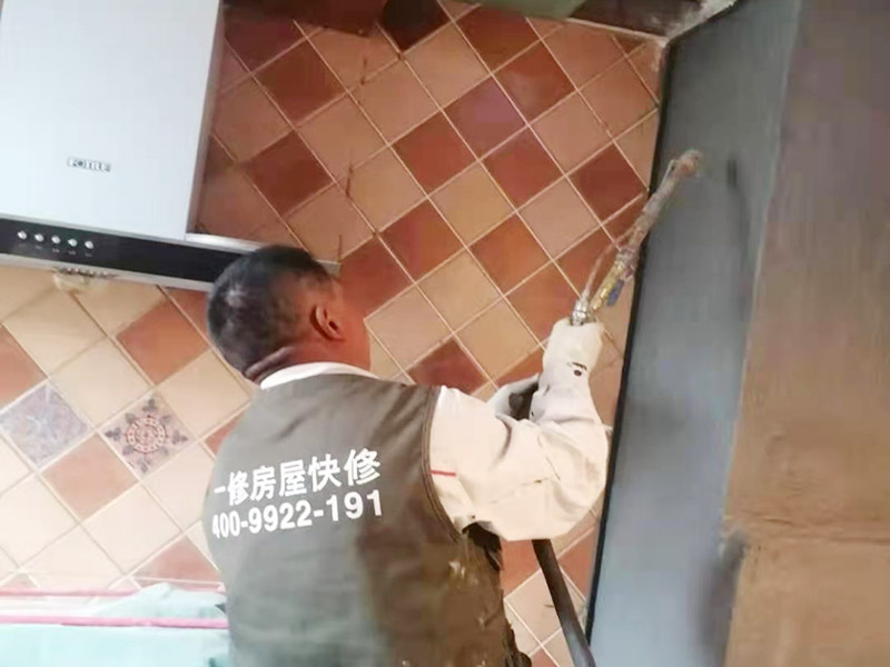 廚房墻面局部防水修復(fù):基面處理是防水施工的關(guān)鍵，施工前須清理基面，以確保其堅(jiān)固、平整、干凈，無(wú)灰塵、油膩、蠟、脫模劑等以及其它碎屑物質(zhì)，如有孔隙、裂縫等缺陷的，須預(yù)先用水泥砂漿修補(bǔ)抹平，陰陽(yáng)角處應(yīng)抹成圓弧形。保持基面濕潤(rùn)當(dāng)無(wú)水。涂刷時(shí)力度均勻，注意不要漏刷；前后兩遍涂刷時(shí)保持垂直相交的角度，以充分覆蓋到位；單次涂刷不宜過(guò)厚，特別是管口和轉(zhuǎn)角處，不能超過(guò)1mm，防止干固后產(chǎn)生裂縫。施工24時(shí)后建議用濕布覆蓋涂層或噴霧灑水對(duì)涂層進(jìn)行養(yǎng)護(hù)，在完全干固前須禁止踩踏、雨水、暴曬、尖銳損傷，特別是在后期安裝潔具時(shí)要特別注意不要破壞防水層。