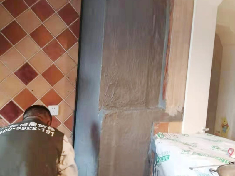 廚房墻面局部防水修復(fù):基面處理是防水施工的關(guān)鍵，施工前須清理基面，以確保其堅(jiān)固、平整、干凈，無(wú)灰塵、油膩、蠟、脫模劑等以及其它碎屑物質(zhì)，如有孔隙、裂縫等缺陷的，須預(yù)先用水泥砂漿修補(bǔ)抹平，陰陽(yáng)角處應(yīng)抹成圓弧形。保持基面濕潤(rùn)當(dāng)無(wú)水。涂刷時(shí)力度均勻，注意不要漏刷；前后兩遍涂刷時(shí)保持垂直相交的角度，以充分覆蓋到位；單次涂刷不宜過(guò)厚，特別是管口和轉(zhuǎn)角處，不能超過(guò)1mm，防止干固后產(chǎn)生裂縫。施工24時(shí)后建議用濕布覆蓋涂層或噴霧灑水對(duì)涂層進(jìn)行養(yǎng)護(hù)，在完全干固前須禁止踩踏、雨水、暴曬、尖銳損傷，特別是在后期安裝潔具時(shí)要特別注意不要破壞防水層。