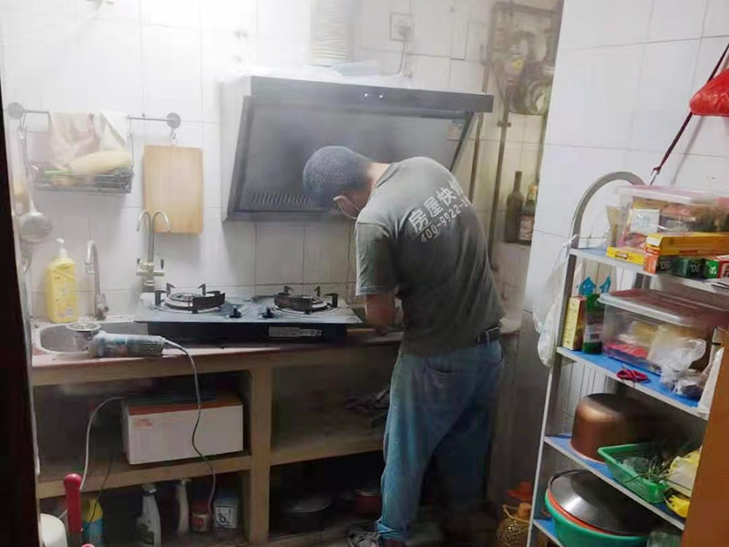 廚衛(wèi)局部改造:在安裝燃氣管前我們需要先將灶具放進事先開好孔的灶臺。清理干凈灶具進氣口，再將膠管接頭套入灶具接頭處并超過紅線，并用管夾或管箍夾緊膠管。查看電池盒是否有電池，如沒有請購買電池并安裝，一般是1號電池， 到此基本的安裝完成。之后還要做調(diào)試，一般的方法是先開始打開旋鈕，測試是否有火，或者說看一看火焰顏色是否為淡藍色，如果火焰顏色偏黃，或者偏紅，還需要再對燃氣灶進行調(diào)試，使其火焰呈現(xiàn)正常顏色，即淡藍色。