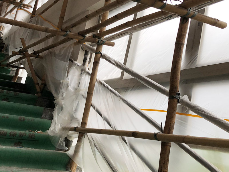 腳手架搭建安裝：腳手架外側防護必須使用合格的密目式安全網(wǎng)封閉，架體陰陽轉角處應設置4根立桿，大橫桿應連通封閉。主節(jié)點處必須設置縱橫向水平桿，立桿除頂層頂部外必須采用對接，大橫桿在架體轉角外可以搭接，剪刀撐必須搭接。剪刀撐、連墻件必須隨外腳手架同步搭設、同步拆除，嚴禁后搭或先拆。落地式腳手架搭設高度不宜超過35m，高度在35～50m時必須采取卸荷措施，高度大于50m時必須采取卸荷措施。