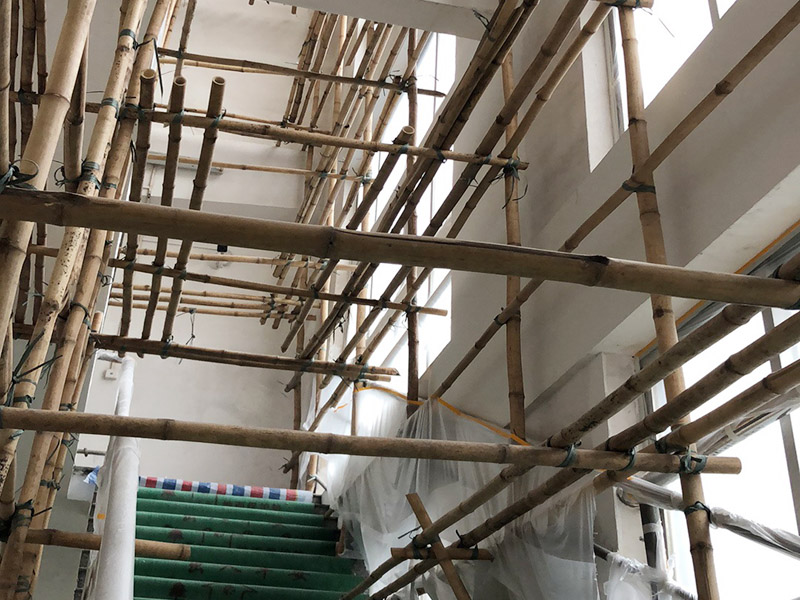 腳手架搭建安裝：腳手架外側防護必須使用合格的密目式安全網(wǎng)封閉，架體陰陽轉角處應設置4根立桿，大橫桿應連通封閉。主節(jié)點處必須設置縱橫向水平桿，立桿除頂層頂部外必須采用對接，大橫桿在架體轉角外可以搭接，剪刀撐必須搭接。剪刀撐、連墻件必須隨外腳手架同步搭設、同步拆除，嚴禁后搭或先拆。落地式腳手架搭設高度不宜超過35m，高度在35～50m時必須采取卸荷措施，高度大于50m時必須采取卸荷措施。