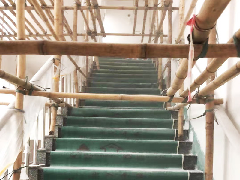 腳手架搭建安裝：腳手架外側防護必須使用合格的密目式安全網(wǎng)封閉，架體陰陽轉角處應設置4根立桿，大橫桿應連通封閉。主節(jié)點處必須設置縱橫向水平桿，立桿除頂層頂部外必須采用對接，大橫桿在架體轉角外可以搭接，剪刀撐必須搭接。剪刀撐、連墻件必須隨外腳手架同步搭設、同步拆除，嚴禁后搭或先拆。落地式腳手架搭設高度不宜超過35m，高度在35～50m時必須采取卸荷措施，高度大于50m時必須采取卸荷措施。