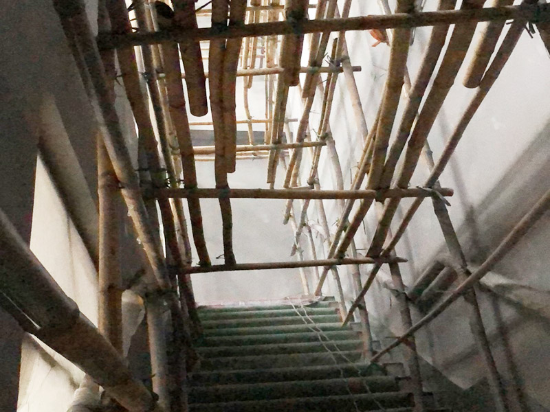 腳手架搭建安裝：腳手架外側防護必須使用合格的密目式安全網(wǎng)封閉，架體陰陽轉角處應設置4根立桿，大橫桿應連通封閉。主節(jié)點處必須設置縱橫向水平桿，立桿除頂層頂部外必須采用對接，大橫桿在架體轉角外可以搭接，剪刀撐必須搭接。剪刀撐、連墻件必須隨外腳手架同步搭設、同步拆除，嚴禁后搭或先拆。落地式腳手架搭設高度不宜超過35m，高度在35～50m時必須采取卸荷措施，高度大于50m時必須采取卸荷措施。