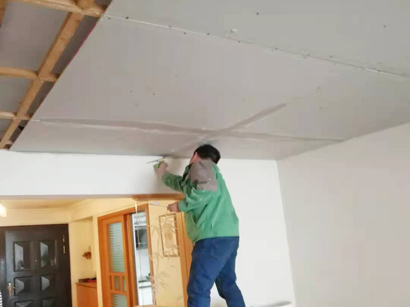 吊頂維修安裝：進(jìn)行吊頂高度的精確測(cè)量，都是裝修吊頂?shù)牧鞒讨信旁谑孜坏牟襟E。具體的操作方法就是先準(zhǔn)備好一個(gè)卷尺，然后標(biāo)清楚所在房屋的高水平線，以豎向測(cè)量的方式，來(lái)確認(rèn)標(biāo)高，繼而用彈線把龍骨從頂板的位置彈出來(lái)，完成這一步后，不要忘了用這種方法在墻壁的位置確定頂棚區(qū)域的標(biāo)高水平線。做好了樓層和墻壁等處需要標(biāo)高之后，裝修吊頂?shù)牧鞒痰南乱画h(huán)節(jié)就是主龍骨吊桿的安裝了。