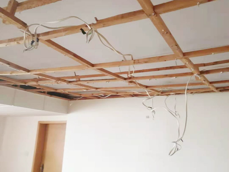 吊頂維修安裝：進(jìn)行吊頂高度的精確測(cè)量，都是裝修吊頂?shù)牧鞒讨信旁谑孜坏牟襟E。具體的操作方法就是先準(zhǔn)備好一個(gè)卷尺，然后標(biāo)清楚所在房屋的高水平線，以豎向測(cè)量的方式，來(lái)確認(rèn)標(biāo)高，繼而用彈線把龍骨從頂板的位置彈出來(lái)，完成這一步后，不要忘了用這種方法在墻壁的位置確定頂棚區(qū)域的標(biāo)高水平線。做好了樓層和墻壁等處需要標(biāo)高之后，裝修吊頂?shù)牧鞒痰南乱画h(huán)節(jié)就是主龍骨吊桿的安裝了。