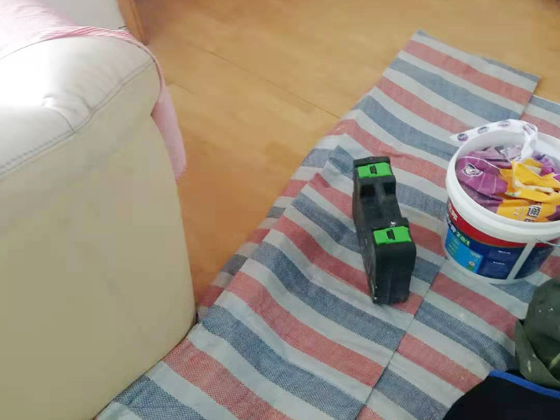 吊頂維修安裝：進(jìn)行吊頂高度的精確測(cè)量，都是裝修吊頂?shù)牧鞒讨信旁谑孜坏牟襟E。具體的操作方法就是先準(zhǔn)備好一個(gè)卷尺，然后標(biāo)清楚所在房屋的高水平線，以豎向測(cè)量的方式，來(lái)確認(rèn)標(biāo)高，繼而用彈線把龍骨從頂板的位置彈出來(lái)，完成這一步后，不要忘了用這種方法在墻壁的位置確定頂棚區(qū)域的標(biāo)高水平線。做好了樓層和墻壁等處需要標(biāo)高之后，裝修吊頂?shù)牧鞒痰南乱画h(huán)節(jié)就是主龍骨吊桿的安裝了。