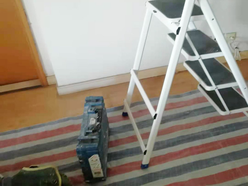 吊頂維修安裝：進(jìn)行吊頂高度的精確測(cè)量，都是裝修吊頂?shù)牧鞒讨信旁谑孜坏牟襟E。具體的操作方法就是先準(zhǔn)備好一個(gè)卷尺，然后標(biāo)清楚所在房屋的高水平線，以豎向測(cè)量的方式，來(lái)確認(rèn)標(biāo)高，繼而用彈線把龍骨從頂板的位置彈出來(lái)，完成這一步后，不要忘了用這種方法在墻壁的位置確定頂棚區(qū)域的標(biāo)高水平線。做好了樓層和墻壁等處需要標(biāo)高之后，裝修吊頂?shù)牧鞒痰南乱画h(huán)節(jié)就是主龍骨吊桿的安裝了。