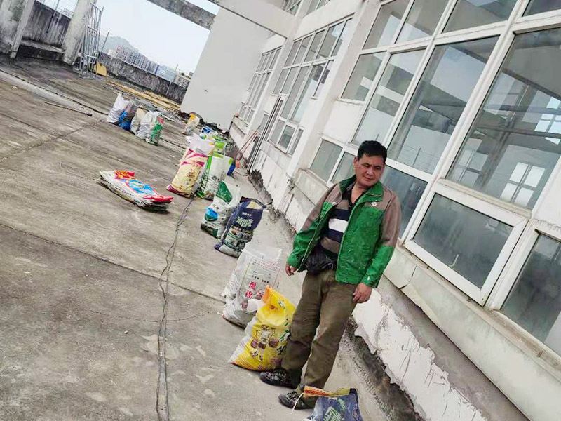 屋頂鏟除建渣裝袋：涂膜防水層依附于基層，基層質(zhì)量好壞，直接影響防水涂膜的質(zhì)量。因而在涂膜施工前，應(yīng)對基層進行認(rèn)真的檢查和必要的處理，使之達到涂膜施工的要求。涂料的涂布應(yīng)采取&ldquo;先高后低、先遠(yuǎn)后近、先立面后平面&rdquo;的施工順序。同一屋面上先涂布排水比較集中的水落口、天溝、檐口等節(jié)點部位，再進行大面積的涂布。