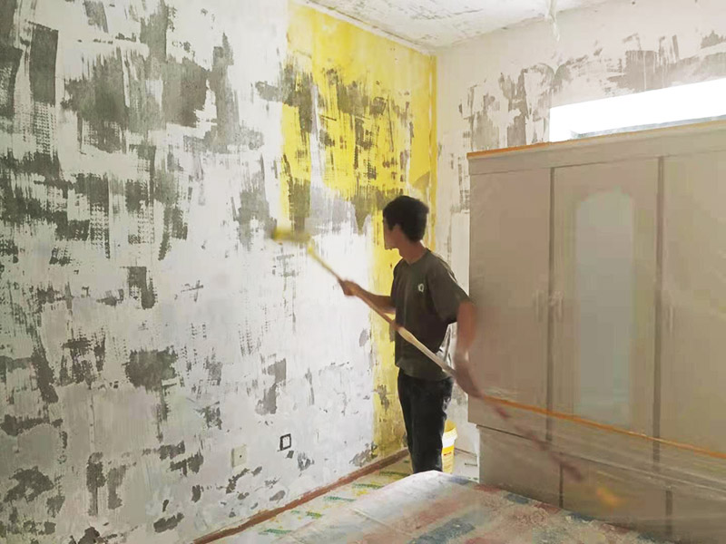 墻面基層刷墻固：什么是墻固？墻固是墻面固化膠，是用在水泥酥松的墻面上的起固定水泥砂漿防止水泥砂漿墻面掉渣的。墻固外觀大都為乳白色膠液狀，產(chǎn)品有多種顏色，主要以綠色、藍(lán)色為主，涂刷色彩分布均勻，遮蓋力強(qiáng)，干燥后不掉粉，不掉色，可隨意清掃。