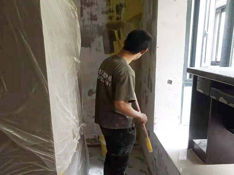 墻面基層刷墻固：什么是墻固？墻固是墻面固化膠，是用在水泥酥松的墻面上的起固定水泥砂漿防止水泥砂漿墻面掉渣的。墻固外觀大都為乳白色膠液狀，產(chǎn)品有多種顏色，主要以綠色、藍(lán)色為主，涂刷色彩分布均勻，遮蓋力強(qiáng)，干燥后不掉粉，不掉色，可隨意清掃。