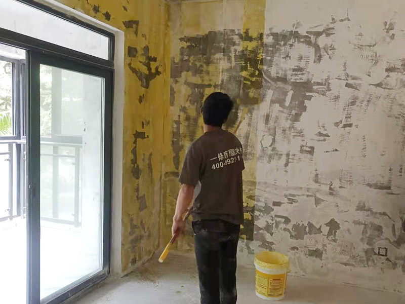 墻面基層刷墻固：什么是墻固？墻固是墻面固化膠，是用在水泥酥松的墻面上的起固定水泥砂漿防止水泥砂漿墻面掉渣的。墻固外觀大都為乳白色膠液狀，產(chǎn)品有多種顏色，主要以綠色、藍(lán)色為主，涂刷色彩分布均勻，遮蓋力強(qiáng)，干燥后不掉粉，不掉色，可隨意清掃。