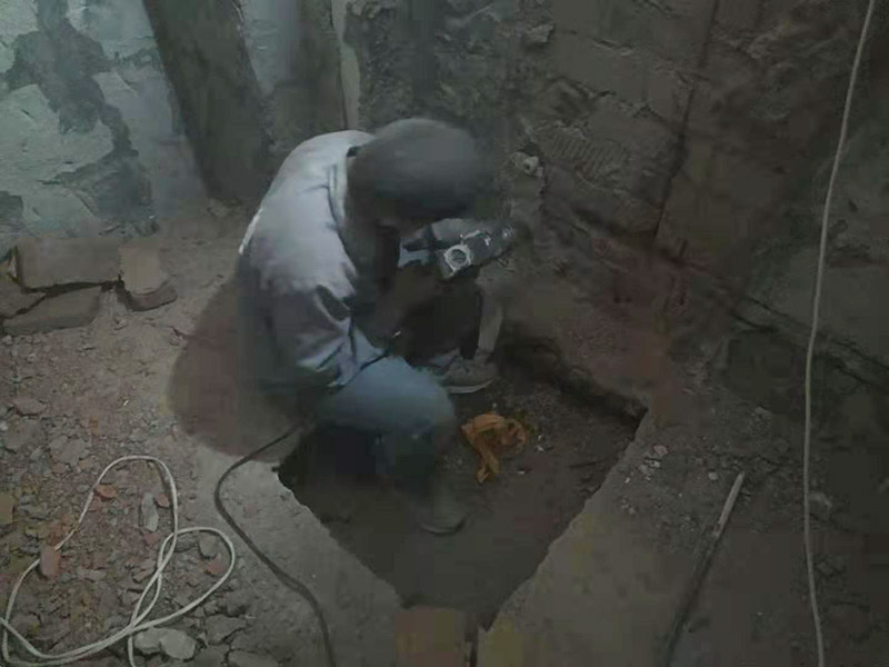 墻面水電開槽維修：施工方法、先彈線，再開槽。管路開槽按要求必須是平行線與垂直線。須平行走線的管路一律控制在60-90厘米高(從地面算起)，有水龍頭的管路必須垂直。深度控制在4厘米。線槽開好后施工負責(zé)人記好開槽管路尺寸、位置。方便以后潔具安裝時知道管路的位置。