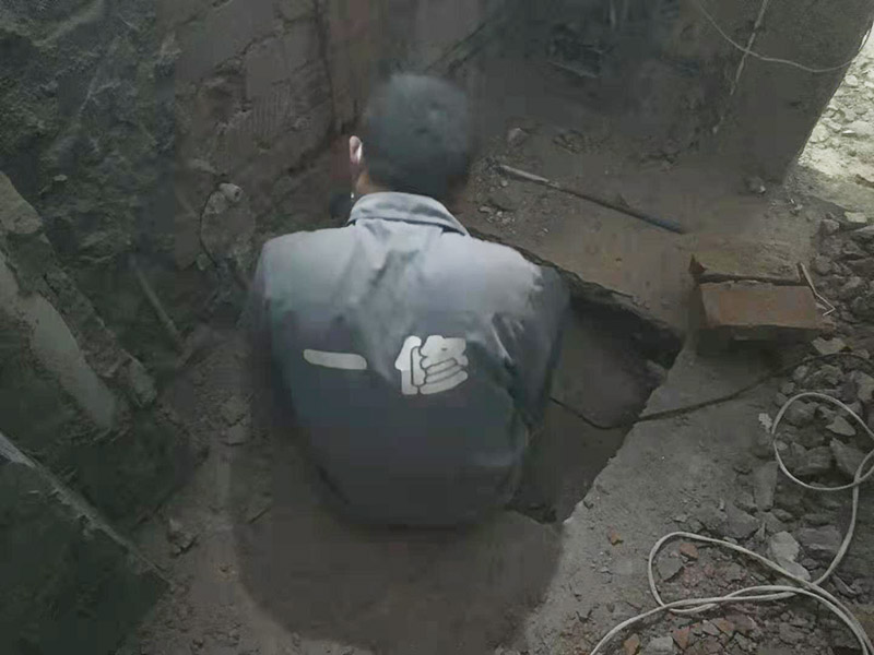 墻面水電開槽維修：施工方法、先彈線，再開槽。管路開槽按要求必須是平行線與垂直線。須平行走線的管路一律控制在60-90厘米高(從地面算起)，有水龍頭的管路必須垂直。深度控制在4厘米。線槽開好后施工負責(zé)人記好開槽管路尺寸、位置。方便以后潔具安裝時知道管路的位置。