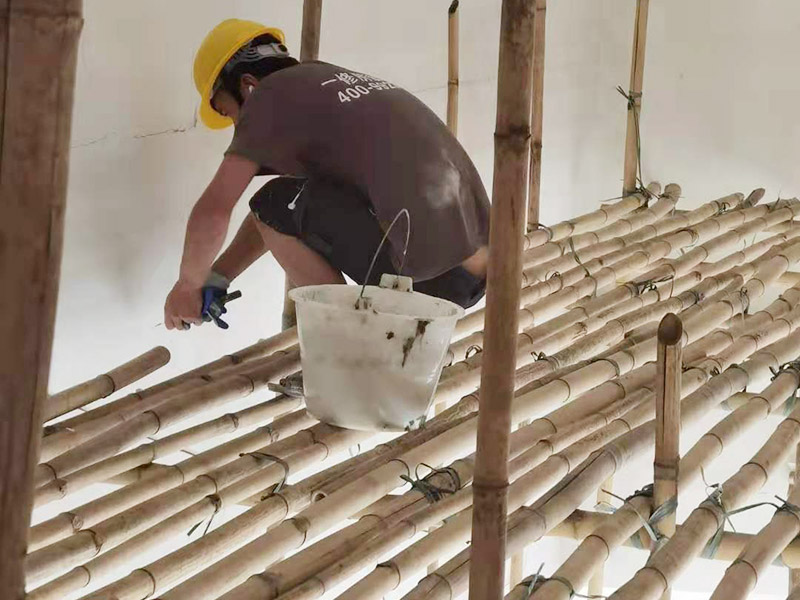 墻面修補(bǔ)噴漆：處理墻面時(shí)會(huì)有粉塵，而且難免會(huì)有膩?zhàn)?、涂料或其他膠水滴落，所以一定要提前做好對(duì)房間內(nèi)已有裝修成品的保護(hù)工作。確保墻面堅(jiān)實(shí)、平整，用地板鏟或其他工具清理墻面，使水泥墻面盡量無(wú)浮土、浮沉。在墻面輥一遍混凝土界面劑，盡量均勻，待其干燥后（一般在2小時(shí)以上），特別提醒，如選用紅吉慶膩?zhàn)臃?，?qǐng)不要刷界面劑，選擇墻錮效果會(huì)好些，就可以做陰陽(yáng)角的找直了。 刮膩?zhàn)?陰陽(yáng)角找直，底層找平，后就要刮膩?zhàn)恿?，現(xiàn)在毛坯房的平整度都不好，應(yīng)刮三遍膩?zhàn)?，每遍膩?zhàn)討?yīng)徹底干透再進(jìn)行刮下一遍（表干以后）。清理打磨后的膩?zhàn)颖砻? width=