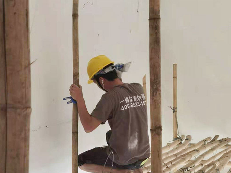 墻面修補(bǔ)噴漆：處理墻面時(shí)會(huì)有粉塵，而且難免會(huì)有膩?zhàn)印⑼苛匣蚱渌z水滴落，所以一定要提前做好對(duì)房間內(nèi)已有裝修成品的保護(hù)工作。確保墻面堅(jiān)實(shí)、平整，用地板鏟或其他工具清理墻面，使水泥墻面盡量無(wú)浮土、浮沉。在墻面輥一遍混凝土界面劑，盡量均勻，待其干燥后（一般在2小時(shí)以上），特別提醒，如選用紅吉慶膩?zhàn)臃郏?qǐng)不要刷界面劑，選擇墻錮效果會(huì)好些，就可以做陰陽(yáng)角的找直了。 刮膩?zhàn)?陰陽(yáng)角找直，底層找平，后就要刮膩?zhàn)恿?，現(xiàn)在毛坯房的平整度都不好，應(yīng)刮三遍膩?zhàn)?，每遍膩?zhàn)討?yīng)徹底干透再進(jìn)行刮下一遍（表干以后）。清理打磨后的膩?zhàn)颖砻? width=