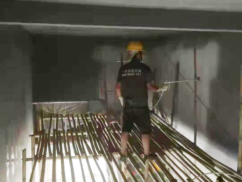 墻面修補(bǔ)噴漆：處理墻面時(shí)會(huì)有粉塵，而且難免會(huì)有膩?zhàn)?、涂料或其他膠水滴落，所以一定要提前做好對(duì)房間內(nèi)已有裝修成品的保護(hù)工作。確保墻面堅(jiān)實(shí)、平整，用地板鏟或其他工具清理墻面，使水泥墻面盡量無(wú)浮土、浮沉。在墻面輥一遍混凝土界面劑，盡量均勻，待其干燥后（一般在2小時(shí)以上），特別提醒，如選用紅吉慶膩?zhàn)臃郏?qǐng)不要刷界面劑，選擇墻錮效果會(huì)好些，就可以做陰陽(yáng)角的找直了。 刮膩?zhàn)?陰陽(yáng)角找直，底層找平，后就要刮膩?zhàn)恿?，現(xiàn)在毛坯房的平整度都不好，應(yīng)刮三遍膩?zhàn)?，每遍膩?zhàn)討?yīng)徹底干透再進(jìn)行刮下一遍（表干以后）。清理打磨后的膩?zhàn)颖砻? width=