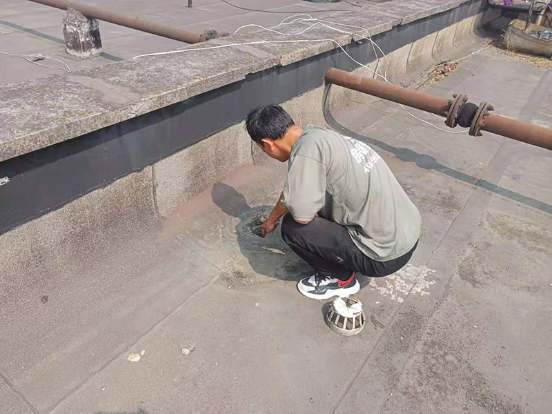 屋面排水口維修：涂膜防水層依附于基層，基層質(zhì)量好壞，直接影響防水涂膜的質(zhì)量。因而在涂膜施工前，應(yīng)對(duì)基層進(jìn)行認(rèn)真的檢查和必要的處理，使之達(dá)到涂膜施工的要求。涂料的涂布應(yīng)采取&ldquo;先高后低、先遠(yuǎn)后近、先立面后平面&rdquo;的施工順序。同一屋面上先涂布排水比較集中的水落口、天溝、檐口等節(jié)點(diǎn)部位，再進(jìn)行大面積的涂布。用滾刷或毛刷均勻地涂刷多遍，直到達(dá)到規(guī)定的涂膜厚度要求，不得漏底，待涂層干固后，才能進(jìn)行下一道工序。當(dāng)多遍涂布時(shí)，每遍涂刷方向應(yīng)與上一遍方向相垂直。