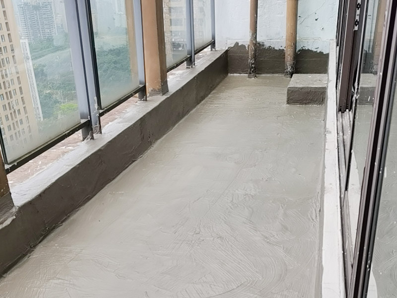 陽臺防水找平：首先為陽臺封裝防水，由于是防水工作的第一道防線，因此是千萬不可馬虎的，在做陽臺封裝時，在選材方面就需要選擇防水防潮的材料，在施工過程中應注意做好密閉，若沒有做好封裝的話，陽臺的防水將會大打折扣。陽臺地面防水的做法與衛(wèi)生間做防水的做法差不多，都是從找平基層開始，再到涂上防水層、鋪上防水材料，最后對地面進行檢驗，鋪設(shè)地面等。這里需要注意的是，陽臺的防水層完成之后一定要與室內(nèi)地面具有一定的高度差，最好低于室內(nèi)地面2-3cm的高度。