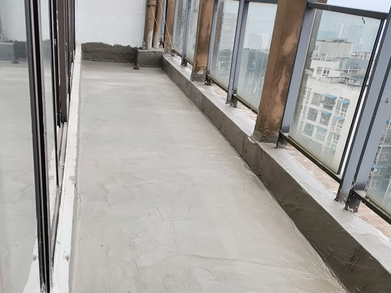 陽臺防水找平：首先為陽臺封裝防水，由于是防水工作的第一道防線，因此是千萬不可馬虎的，在做陽臺封裝時，在選材方面就需要選擇防水防潮的材料，在施工過程中應注意做好密閉，若沒有做好封裝的話，陽臺的防水將會大打折扣。陽臺地面防水的做法與衛(wèi)生間做防水的做法差不多，都是從找平基層開始，再到涂上防水層、鋪上防水材料，最后對地面進行檢驗，鋪設(shè)地面等。這里需要注意的是，陽臺的防水層完成之后一定要與室內(nèi)地面具有一定的高度差，最好低于室內(nèi)地面2-3cm的高度。