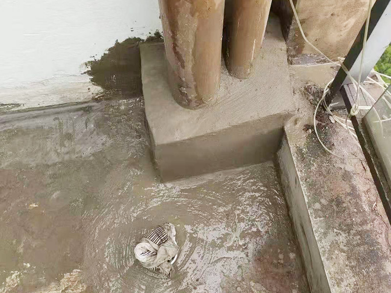 陽(yáng)臺(tái)管道漏水維修：1、水管爆裂后漏水多少，一般與管內(nèi)的水壓高低有直接關(guān)系。無(wú)論水是滴漏還是噴涌而出，此時(shí)最應(yīng)做的就是立刻關(guān)閉該供水管道的閥門(mén)，并報(bào)修當(dāng)?shù)氐奈飿I(yè)部門(mén)。 2、用修補(bǔ)水管的專(zhuān)用膠布捆住水管的損毀部分。 3、另外也可以用玻璃纖維膠布或環(huán)氣樹(shù)脂黏劑修補(bǔ)水管的裂縫。 4、如果水管爆裂情況嚴(yán)重，可以用毛巾包裹住水管的破裂部分，這樣既可以阻止水流四處噴射，也可以將水流引入放置好的水桶中，以免造成巨大浪費(fèi)。同時(shí)關(guān)閉住戶內(nèi)總水管的閥門(mén)，完全截留屋內(nèi)的自來(lái)水供應(yīng)。 5、如果水管爆裂的原因是管道過(guò)于陳舊，應(yīng)及時(shí)找水管工人進(jìn)行檢查和修理。 你要先保證陽(yáng)臺(tái)窗邊和周邊墻面需打膠的地方?jīng)]有一些雜物,這樣才能用結(jié)構(gòu)膠封堵縫隙,用膠嘴的斜面打出膠的弧狀面,以達(dá)到不存水和密封的效果。建議用剛性防水材料來(lái)處理,這樣既能防水,還能再上面走動(dòng);也可以考慮用玻璃膠回填縫隙,然后在上面用水泥鋪上,壓實(shí)后,刷上原來(lái)的漆,這樣是比較簡(jiǎn)單的,防滲水用到的材料一定防水性比較強(qiáng)的。