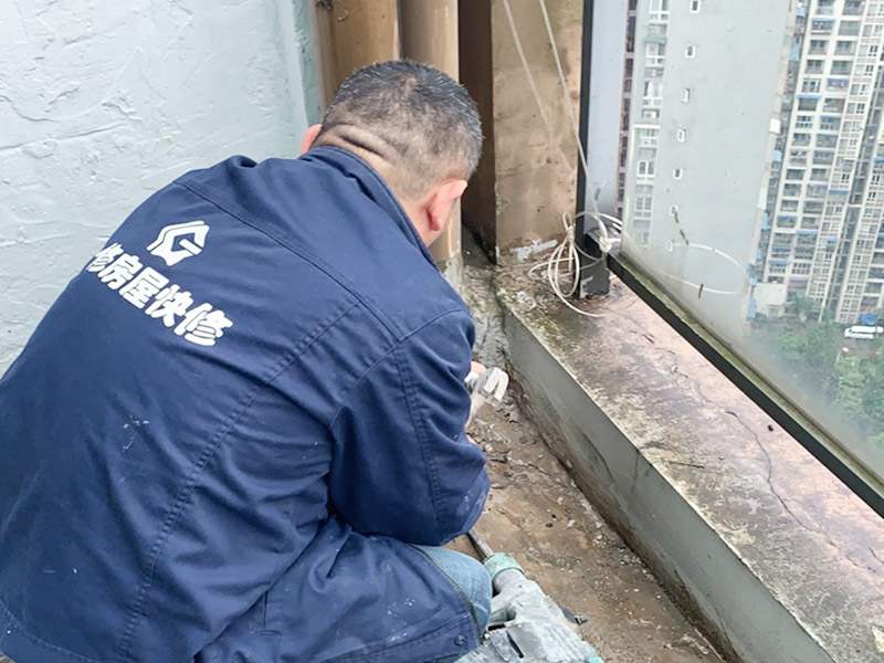 陽(yáng)臺(tái)管道漏水維修：1、水管爆裂后漏水多少，一般與管內(nèi)的水壓高低有直接關(guān)系。無(wú)論水是滴漏還是噴涌而出，此時(shí)最應(yīng)做的就是立刻關(guān)閉該供水管道的閥門(mén)，并報(bào)修當(dāng)?shù)氐奈飿I(yè)部門(mén)。 2、用修補(bǔ)水管的專(zhuān)用膠布捆住水管的損毀部分。 3、另外也可以用玻璃纖維膠布或環(huán)氣樹(shù)脂黏劑修補(bǔ)水管的裂縫。 4、如果水管爆裂情況嚴(yán)重，可以用毛巾包裹住水管的破裂部分，這樣既可以阻止水流四處噴射，也可以將水流引入放置好的水桶中，以免造成巨大浪費(fèi)。同時(shí)關(guān)閉住戶內(nèi)總水管的閥門(mén)，完全截留屋內(nèi)的自來(lái)水供應(yīng)。 5、如果水管爆裂的原因是管道過(guò)于陳舊，應(yīng)及時(shí)找水管工人進(jìn)行檢查和修理。 你要先保證陽(yáng)臺(tái)窗邊和周邊墻面需打膠的地方?jīng)]有一些雜物,這樣才能用結(jié)構(gòu)膠封堵縫隙,用膠嘴的斜面打出膠的弧狀面,以達(dá)到不存水和密封的效果。建議用剛性防水材料來(lái)處理,這樣既能防水,還能再上面走動(dòng);也可以考慮用玻璃膠回填縫隙,然后在上面用水泥鋪上,壓實(shí)后,刷上原來(lái)的漆,這樣是比較簡(jiǎn)單的,防滲水用到的材料一定防水性比較強(qiáng)的。