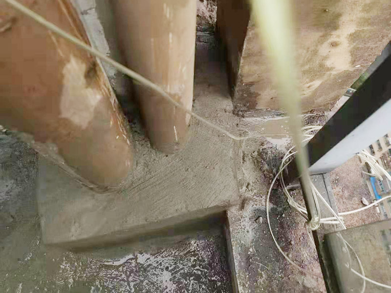 陽(yáng)臺(tái)管道漏水維修：1、水管爆裂后漏水多少，一般與管內(nèi)的水壓高低有直接關(guān)系。無(wú)論水是滴漏還是噴涌而出，此時(shí)最應(yīng)做的就是立刻關(guān)閉該供水管道的閥門(mén)，并報(bào)修當(dāng)?shù)氐奈飿I(yè)部門(mén)。 2、用修補(bǔ)水管的專(zhuān)用膠布捆住水管的損毀部分。 3、另外也可以用玻璃纖維膠布或環(huán)氣樹(shù)脂黏劑修補(bǔ)水管的裂縫。 4、如果水管爆裂情況嚴(yán)重，可以用毛巾包裹住水管的破裂部分，這樣既可以阻止水流四處噴射，也可以將水流引入放置好的水桶中，以免造成巨大浪費(fèi)。同時(shí)關(guān)閉住戶內(nèi)總水管的閥門(mén)，完全截留屋內(nèi)的自來(lái)水供應(yīng)。 5、如果水管爆裂的原因是管道過(guò)于陳舊，應(yīng)及時(shí)找水管工人進(jìn)行檢查和修理。 你要先保證陽(yáng)臺(tái)窗邊和周邊墻面需打膠的地方?jīng)]有一些雜物,這樣才能用結(jié)構(gòu)膠封堵縫隙,用膠嘴的斜面打出膠的弧狀面,以達(dá)到不存水和密封的效果。建議用剛性防水材料來(lái)處理,這樣既能防水,還能再上面走動(dòng);也可以考慮用玻璃膠回填縫隙,然后在上面用水泥鋪上,壓實(shí)后,刷上原來(lái)的漆,這樣是比較簡(jiǎn)單的,防滲水用到的材料一定防水性比較強(qiáng)的。