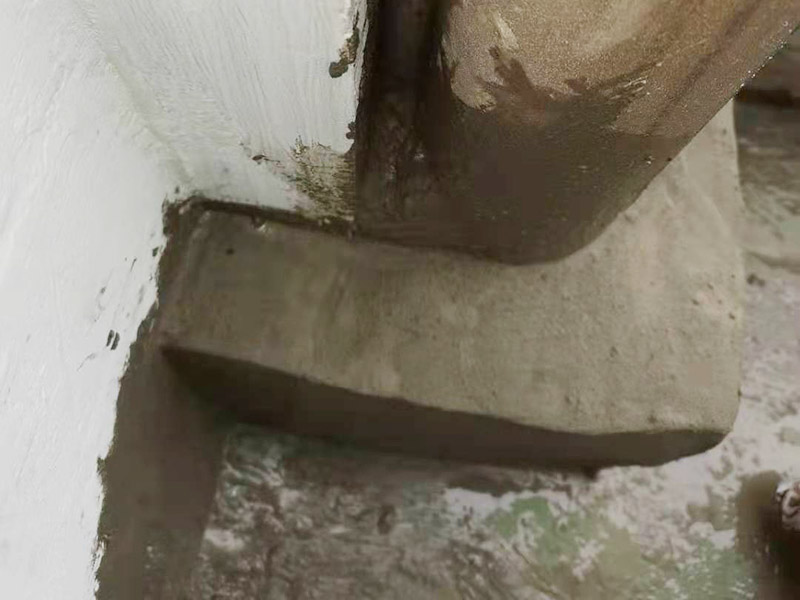 陽(yáng)臺(tái)管道漏水維修：1、水管爆裂后漏水多少，一般與管內(nèi)的水壓高低有直接關(guān)系。無(wú)論水是滴漏還是噴涌而出，此時(shí)最應(yīng)做的就是立刻關(guān)閉該供水管道的閥門(mén)，并報(bào)修當(dāng)?shù)氐奈飿I(yè)部門(mén)。 2、用修補(bǔ)水管的專(zhuān)用膠布捆住水管的損毀部分。 3、另外也可以用玻璃纖維膠布或環(huán)氣樹(shù)脂黏劑修補(bǔ)水管的裂縫。 4、如果水管爆裂情況嚴(yán)重，可以用毛巾包裹住水管的破裂部分，這樣既可以阻止水流四處噴射，也可以將水流引入放置好的水桶中，以免造成巨大浪費(fèi)。同時(shí)關(guān)閉住戶內(nèi)總水管的閥門(mén)，完全截留屋內(nèi)的自來(lái)水供應(yīng)。 5、如果水管爆裂的原因是管道過(guò)于陳舊，應(yīng)及時(shí)找水管工人進(jìn)行檢查和修理。 你要先保證陽(yáng)臺(tái)窗邊和周邊墻面需打膠的地方?jīng)]有一些雜物,這樣才能用結(jié)構(gòu)膠封堵縫隙,用膠嘴的斜面打出膠的弧狀面,以達(dá)到不存水和密封的效果。建議用剛性防水材料來(lái)處理,這樣既能防水,還能再上面走動(dòng);也可以考慮用玻璃膠回填縫隙,然后在上面用水泥鋪上,壓實(shí)后,刷上原來(lái)的漆,這樣是比較簡(jiǎn)單的,防滲水用到的材料一定防水性比較強(qiáng)的。