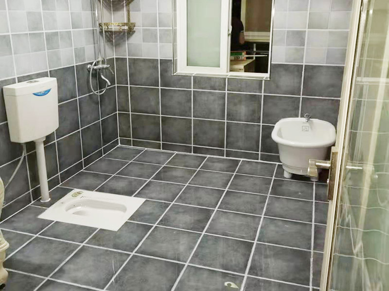 衛(wèi)生間裝修改造：因?yàn)槭嵌窝b修，所以在裝修前，首先需要的就是敲掉之前裝修的地瓷磚，才可以使用自己選購好的地瓷磚進(jìn)行鋪貼，在這里需要提醒的是，在敲碎原有的瓷磚時(shí)，一定要多加注意，不要敲到下水道水管了，衛(wèi)生間的下水道通常都是有多個(gè)的，一不小心就很容易被敲打到。還要特點(diǎn)注意的是，一定要避免碎掉的瓷磚進(jìn)入下水道內(nèi)，不然就會擁堵，這是很難解決的一件大難題哦。