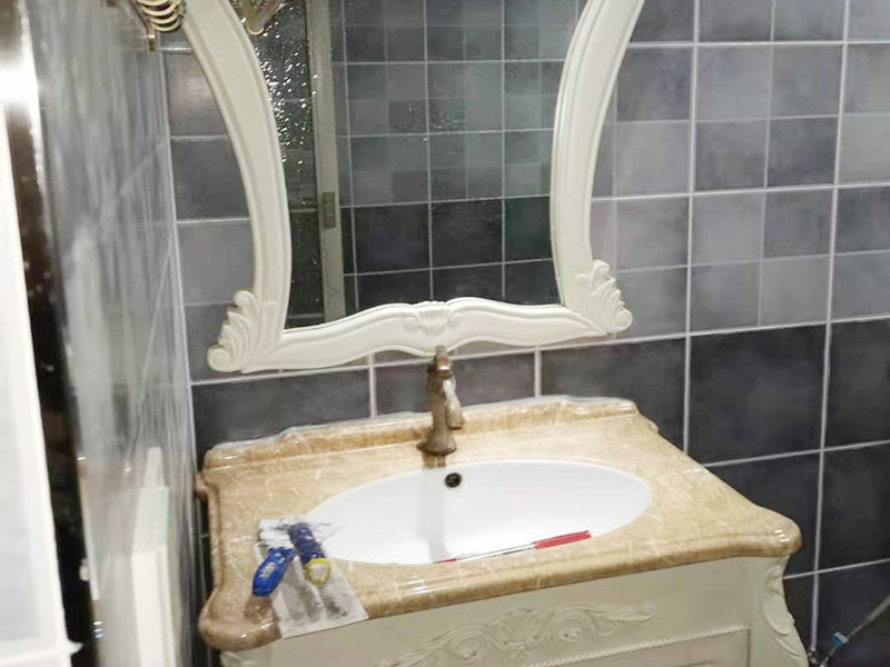 衛(wèi)生間裝修改造：因?yàn)槭嵌窝b修，所以在裝修前，首先需要的就是敲掉之前裝修的地瓷磚，才可以使用自己選購好的地瓷磚進(jìn)行鋪貼，在這里需要提醒的是，在敲碎原有的瓷磚時(shí)，一定要多加注意，不要敲到下水道水管了，衛(wèi)生間的下水道通常都是有多個(gè)的，一不小心就很容易被敲打到。還要特點(diǎn)注意的是，一定要避免碎掉的瓷磚進(jìn)入下水道內(nèi)，不然就會擁堵，這是很難解決的一件大難題哦。