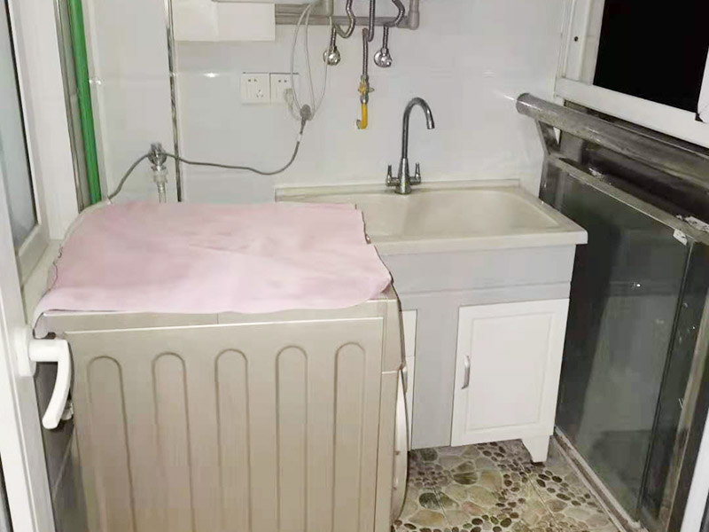 衛(wèi)生間裝修改造：因?yàn)槭嵌窝b修，所以在裝修前，首先需要的就是敲掉之前裝修的地瓷磚，才可以使用自己選購好的地瓷磚進(jìn)行鋪貼，在這里需要提醒的是，在敲碎原有的瓷磚時(shí)，一定要多加注意，不要敲到下水道水管了，衛(wèi)生間的下水道通常都是有多個(gè)的，一不小心就很容易被敲打到。還要特點(diǎn)注意的是，一定要避免碎掉的瓷磚進(jìn)入下水道內(nèi)，不然就會擁堵，這是很難解決的一件大難題哦。