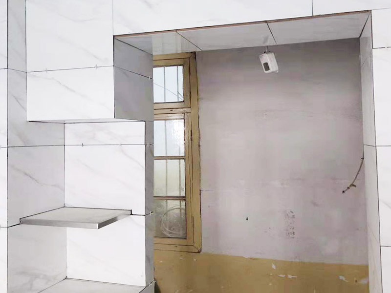 廚衛(wèi)瓷磚鋪貼案例：衛(wèi)生間、廚房的瓷磚鋪貼與客廳一樣，檢查是否平整，敲擊有無空鼓，縫隙不大且平均整齊，特別是四塊磚的角在一起的地方是否平整。 陽角處一定要碰角（各45度合在一起呈90度）鋪裝。 要注意的是廚衛(wèi)地磚要有往地漏傾斜的坡度，檢查水能不能往哪里流動。而且地磚要低于相連的其他地面。