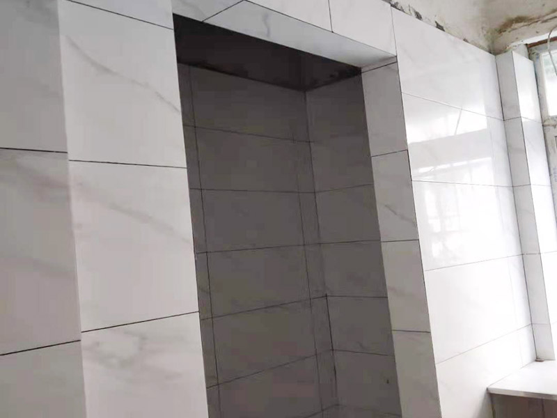 廚衛(wèi)瓷磚鋪貼案例：衛(wèi)生間、廚房的瓷磚鋪貼與客廳一樣，檢查是否平整，敲擊有無空鼓，縫隙不大且平均整齊，特別是四塊磚的角在一起的地方是否平整。 陽角處一定要碰角（各45度合在一起呈90度）鋪裝。 要注意的是廚衛(wèi)地磚要有往地漏傾斜的坡度，檢查水能不能往哪里流動。而且地磚要低于相連的其他地面。