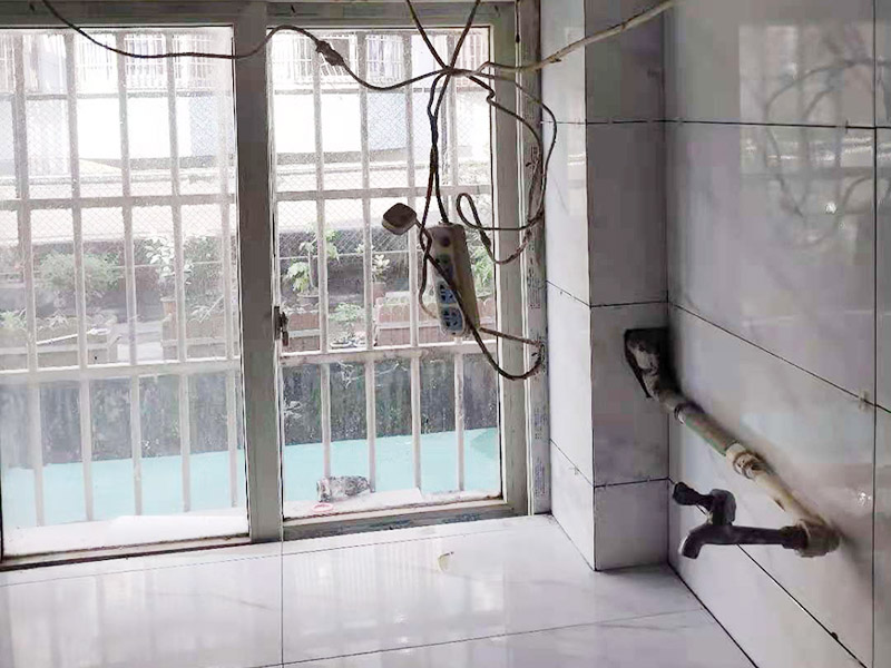 廚衛(wèi)瓷磚鋪貼案例：衛(wèi)生間、廚房的瓷磚鋪貼與客廳一樣，檢查是否平整，敲擊有無空鼓，縫隙不大且平均整齊，特別是四塊磚的角在一起的地方是否平整。 陽角處一定要碰角（各45度合在一起呈90度）鋪裝。 要注意的是廚衛(wèi)地磚要有往地漏傾斜的坡度，檢查水能不能往哪里流動。而且地磚要低于相連的其他地面。