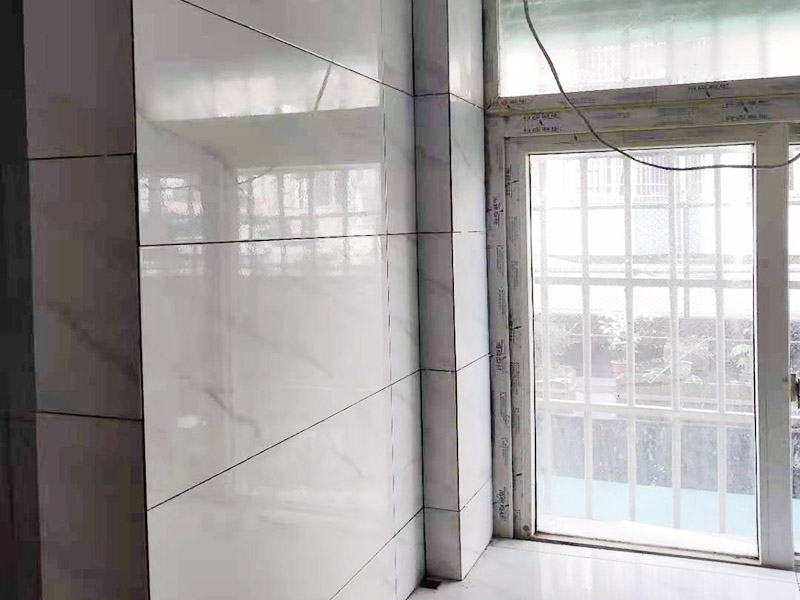 廚衛(wèi)瓷磚鋪貼案例：衛(wèi)生間、廚房的瓷磚鋪貼與客廳一樣，檢查是否平整，敲擊有無空鼓，縫隙不大且平均整齊，特別是四塊磚的角在一起的地方是否平整。 陽角處一定要碰角（各45度合在一起呈90度）鋪裝。 要注意的是廚衛(wèi)地磚要有往地漏傾斜的坡度，檢查水能不能往哪里流動。而且地磚要低于相連的其他地面。