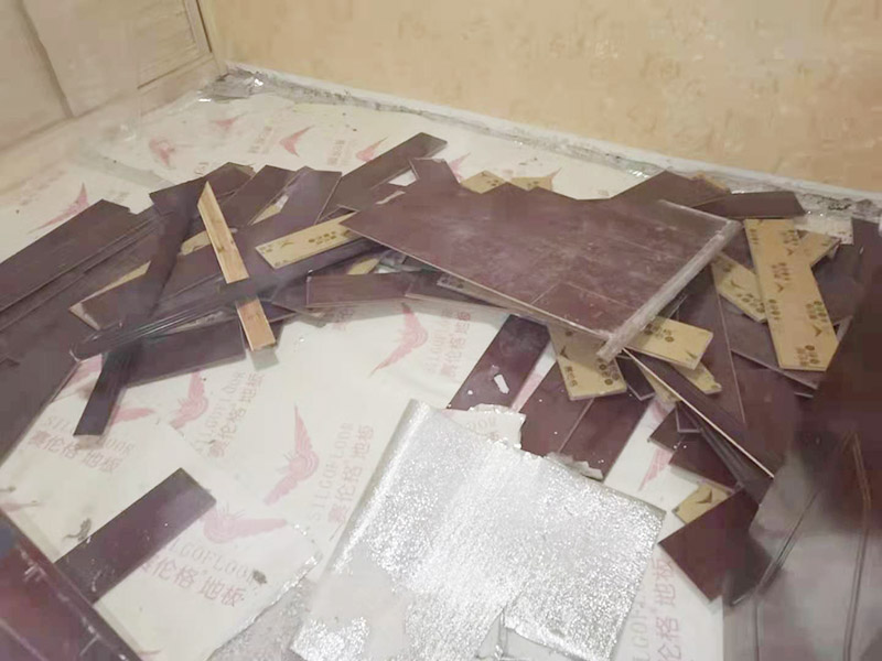 地板拆除施工：再把房間的物品都搬到另一房間去放著，把整個(gè)房間騰出來(lái)，這樣也更好的尋找木地板的縫隙源頭，沒(méi)有東西擋著，空曠也利用木地板的拆除。拆除的工作要先從踢腳線開(kāi)始，就算是發(fā)現(xiàn)木地板中間有縫隙，或者有損壞的地方，感覺(jué)可以下手拆除，實(shí)際操作時(shí)，還是從踢腳線要好拆些。踢腳線一般分為兩種，若是很幸運(yùn)碰上了卡子固定的踢腳線，那就容易多了。直接用工具把卡子撬松，卡子脫落后，就可以沿著踢腳線開(kāi)始拆了。若是碰上的是打了膠的踢腳線，那么就有點(diǎn)難度。先用刀片把膠水刮掉，但是這樣容易傷到地板。