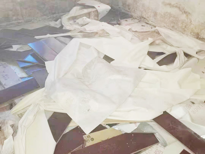 地板拆除施工：再把房間的物品都搬到另一房間去放著，把整個(gè)房間騰出來(lái)，這樣也更好的尋找木地板的縫隙源頭，沒(méi)有東西擋著，空曠也利用木地板的拆除。拆除的工作要先從踢腳線開(kāi)始，就算是發(fā)現(xiàn)木地板中間有縫隙，或者有損壞的地方，感覺(jué)可以下手拆除，實(shí)際操作時(shí)，還是從踢腳線要好拆些。踢腳線一般分為兩種，若是很幸運(yùn)碰上了卡子固定的踢腳線，那就容易多了。直接用工具把卡子撬松，卡子脫落后，就可以沿著踢腳線開(kāi)始拆了。若是碰上的是打了膠的踢腳線，那么就有點(diǎn)難度。先用刀片把膠水刮掉，但是這樣容易傷到地板。