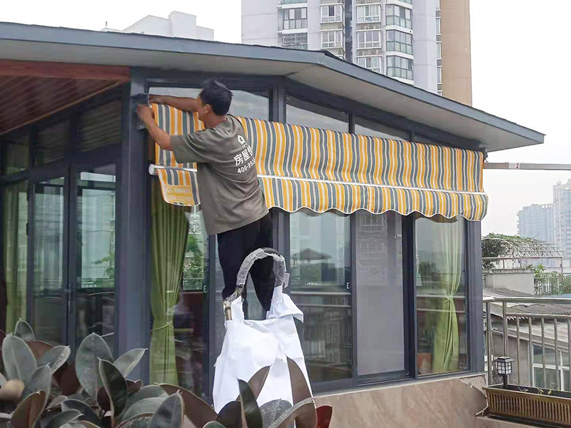 露臺雨棚安裝：在門楣上定位劃水平線，把塑料支架的固定孔距畫下來沖擊鉆打孔，要比膨脹螺絲深一些。   最好兩個人配合安裝，一個人托舉著，一個人安放膨脹螺絲，有4個，扳手?jǐn)Q緊。   接下來的就比較好安裝了.將組合好的雨棚耐力板插入剛才安裝好的雨棚中【支架的卡槽中】，螺絲固定。   全部安裝到位后，要到遠(yuǎn)處看看，雨棚外沿是不是處在一條直線上，如有高有低，放寬膨脹螺絲，調(diào)整一下支架，如果是墻面不平引起的，可用木片或塑料片墊一下。記得膨脹螺絲還要擰緊，不然雨棚會飛跑的。