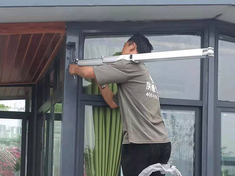 露臺雨棚安裝：在門楣上定位劃水平線，把塑料支架的固定孔距畫下來沖擊鉆打孔，要比膨脹螺絲深一些。   最好兩個人配合安裝，一個人托舉著，一個人安放膨脹螺絲，有4個，扳手?jǐn)Q緊。   接下來的就比較好安裝了.將組合好的雨棚耐力板插入剛才安裝好的雨棚中【支架的卡槽中】，螺絲固定。   全部安裝到位后，要到遠(yuǎn)處看看，雨棚外沿是不是處在一條直線上，如有高有低，放寬膨脹螺絲，調(diào)整一下支架，如果是墻面不平引起的，可用木片或塑料片墊一下。記得膨脹螺絲還要擰緊，不然雨棚會飛跑的。