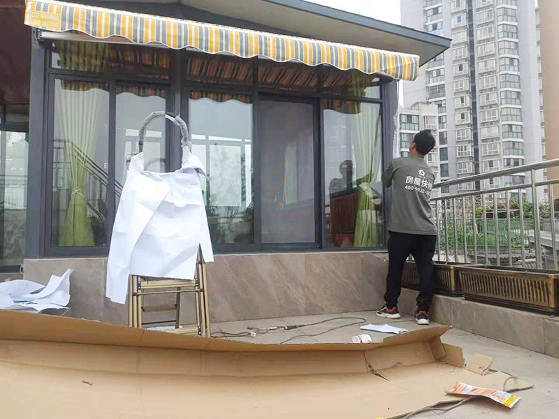 露臺雨棚安裝：在門楣上定位劃水平線，把塑料支架的固定孔距畫下來沖擊鉆打孔，要比膨脹螺絲深一些。   最好兩個人配合安裝，一個人托舉著，一個人安放膨脹螺絲，有4個，扳手?jǐn)Q緊。   接下來的就比較好安裝了.將組合好的雨棚耐力板插入剛才安裝好的雨棚中【支架的卡槽中】，螺絲固定。   全部安裝到位后，要到遠(yuǎn)處看看，雨棚外沿是不是處在一條直線上，如有高有低，放寬膨脹螺絲，調(diào)整一下支架，如果是墻面不平引起的，可用木片或塑料片墊一下。記得膨脹螺絲還要擰緊，不然雨棚會飛跑的。